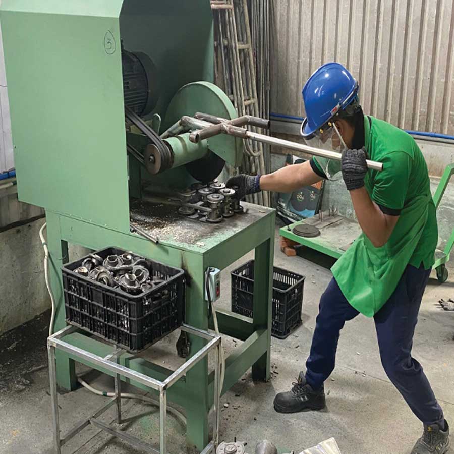 Tách sản phẩm đúc mẫu chảy